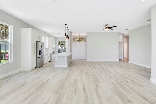 975 Bear Island Cir, West Palm Beach FL  33409-2062 exterior
