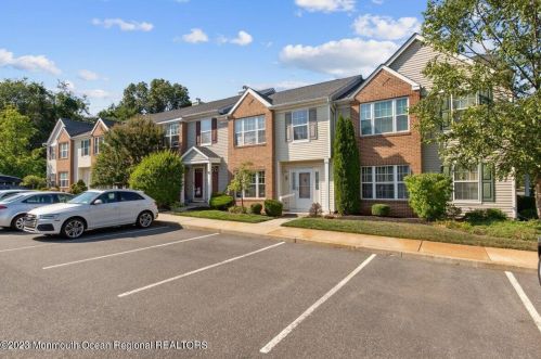31 Heathrow Ct, East Freehold, NJ 07728-3940