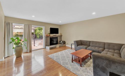 1138 Creekside Dr, Vacaville, CA 95687-6524