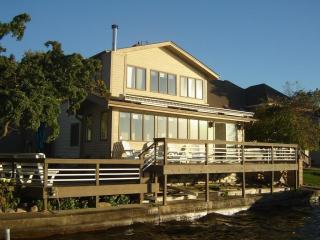 215 Park Ave, Pewaukee, WI 53072-3411