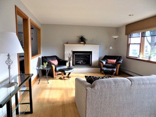 282 Hayden Sta Rd, Windsor CT 06095-1407 exterior