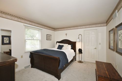 1005 Lakemont Dr, Bridgeville PA  15017-1262 exterior