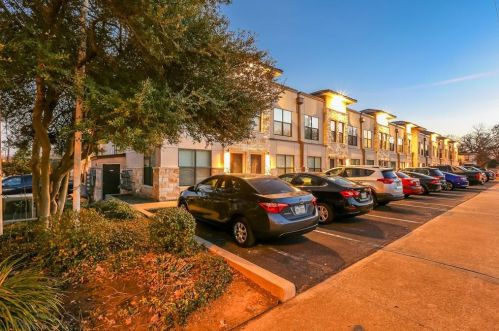 711 32nd St, Austin, TX 78705-3107
