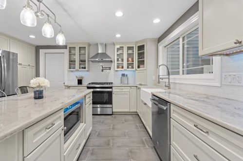 62 Demello Dr, Tiverton RI  02878-2770 exterior