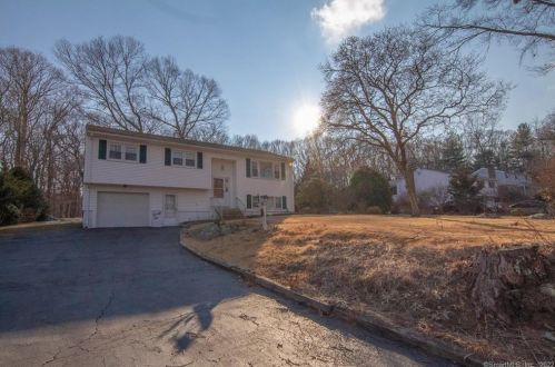 22 Mullen Hill Rd, Waterford, CT 06385-1909