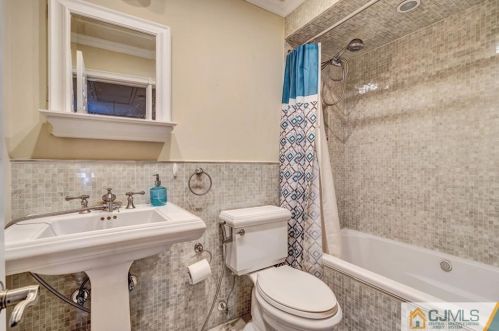 29 Heritage Ln, Perth Amboy NJ  08863-1464 exterior