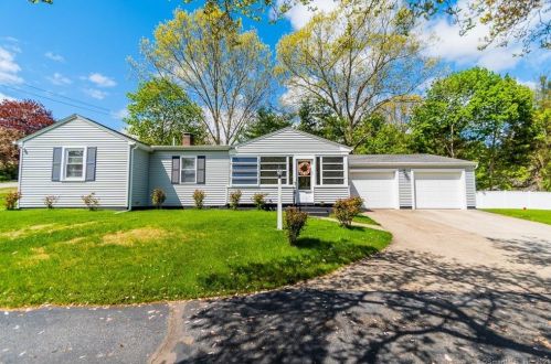 32 Benham Ave, Quaker Hill, CT 06375-1703