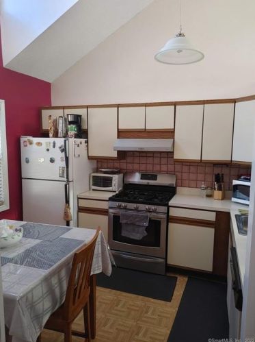 130 Elvree St, Manchester CT 06042-8240 exterior