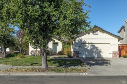 3543 Banyan St, Santa Rosa, CA 95403-1527