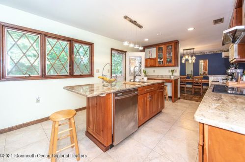 28 Hopi Dr, Middletown, NJ 07748-3750