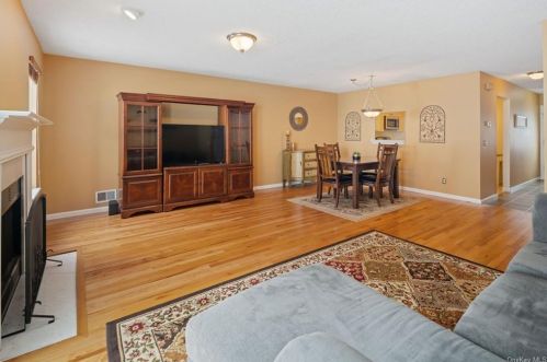 111 Jonathan Dr, Mahopac NY  10541-2209 exterior