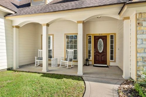 910 Westwood North Dr, Magnolia, TX 77354-1511