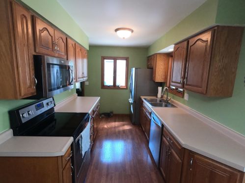 924 Glenview Dr, Manitowoc, WI 54220-3016