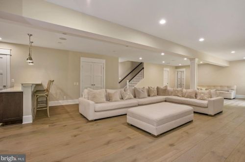 1044 Manning St, Great Falls VA  22066-1922 exterior