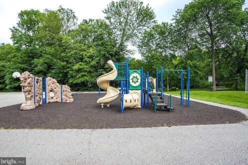 9011 Mulvaney Ct, Springfield VA  22152-2135 exterior