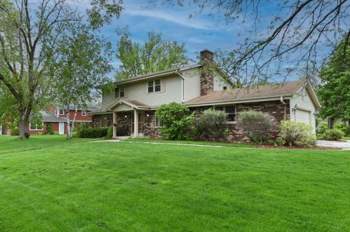 15000 Maple Ridge Rd, Waukesha, WI 53151-6710