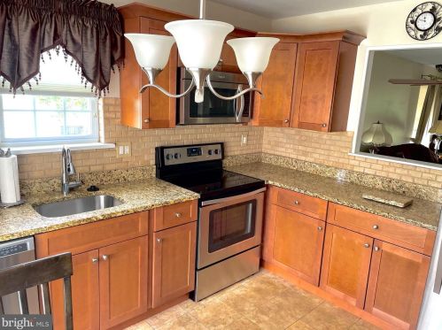 18 Knollwood Dr, West Deptford, NJ 08096-6703