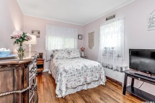 8 Carrington Dr, Elwood NY  11731-3005 exterior