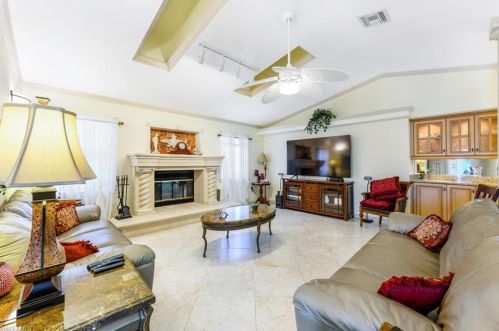 572 107th Ave, Naples, FL 34108-1855
