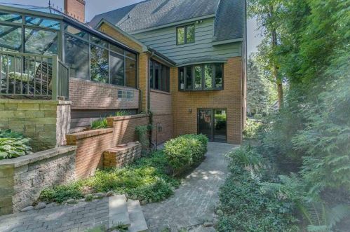 2060 Wintergreen Ct, Green Bay, WI 54304-1946