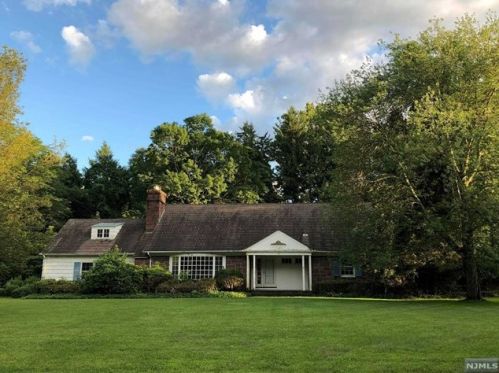 3 Powderhorn Rd, Ho Ho Kus, NJ 07423-1709