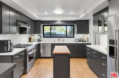 3584 Sepulveda, Van Nuys CA 91402-4305 exterior