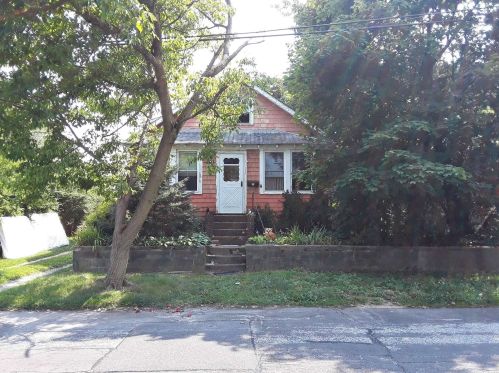 173 29th St, North Lindenhurst, NY 11757-3614