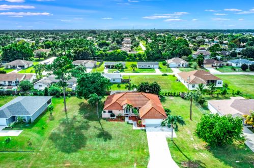 932 Del Rio Blvd, Fort Pierce, FL 34953-1985