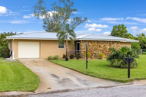 813 Gardenside Ct, Lehigh Acres, FL 33936-7007
