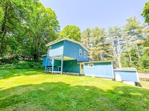 526 Pine Hill Rd, Pleasant Valley, NY 12569-7126