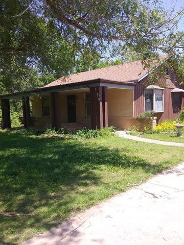 719 Kentucky St, Iola, KS 66749-1921