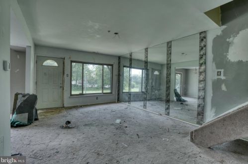 8 Maplewood Ct, West Deptford NJ  08066-2402 exterior