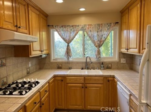 3246 Buckingham Rd, Glendale, CA 91206-1407