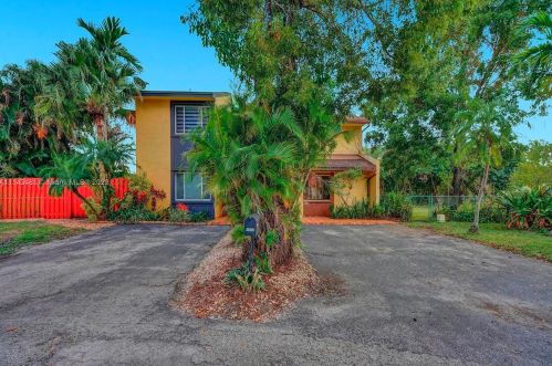 7692 Oakmont Cir, Hialeah FL  33015-2046 exterior