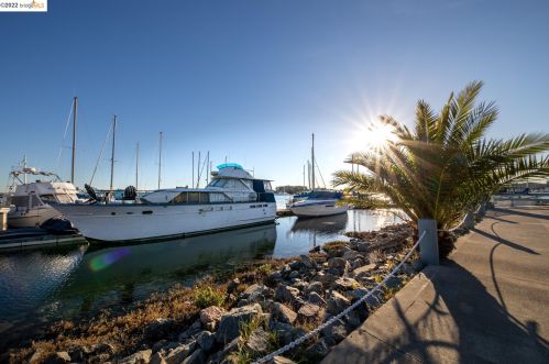 1 Embarcadero, Oakland CA  94607-4539 exterior