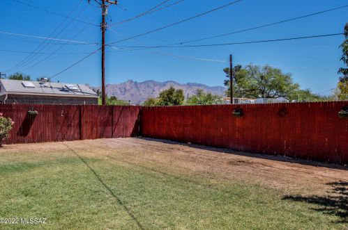 945 Prince Rd, Tucson AZ 85705-3026 exterior