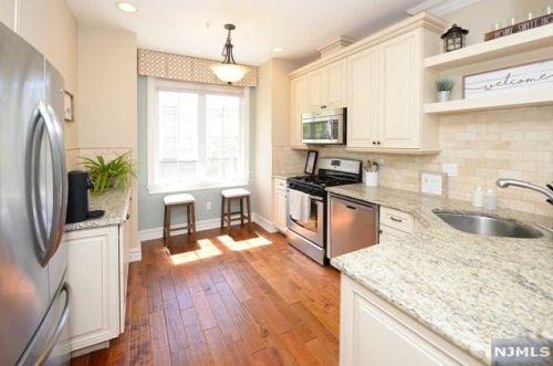 1 Glen Rock Sq, Ridgewood, NJ 07452-1205