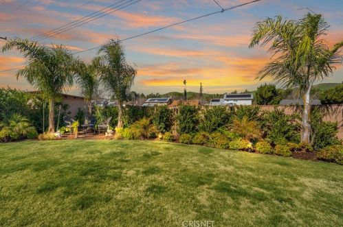 21051 Kingscrest Dr, Santa Clarita CA  91350-1990 exterior