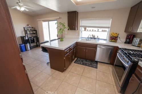 2869 La Vida Dr, Lancaster CA  93535-5873 exterior