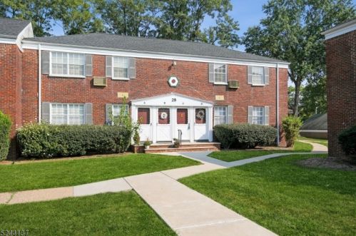 28 Colfax Mnr, Roselle Park, NJ 07204-3368