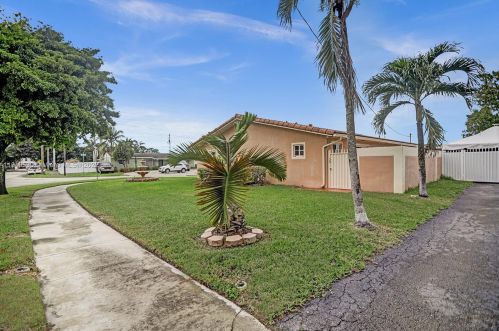 7215 15th Ave, Hialeah FL  33014-3805 exterior