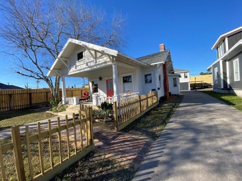 1217 2nd St, Corpus Christi, TX 78404-2307