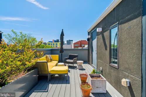 204 Laurel St, Philadelphia PA  19123-2212 exterior