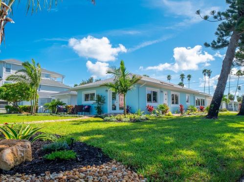 3201 Maritana Dr, Saint Petersburg FL  33706-4036 exterior