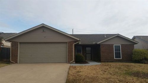 210 Heather Ln, Lawton, OK 73501-6457