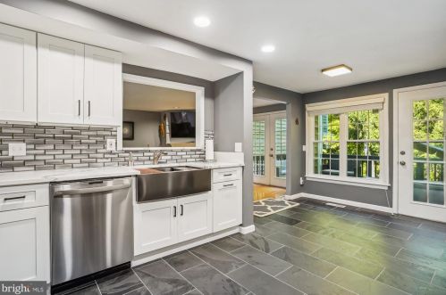 1502 Deer Point Way, Herndon VA  20194-1584 exterior