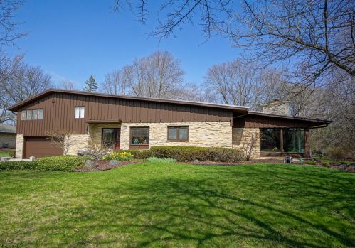 9355 Thrush Ln, Milwaukee, WI 53217-1376