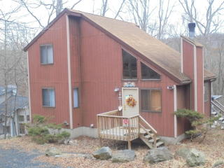 5890 Decker Rd, Bushkill PA  18324-9042 exterior