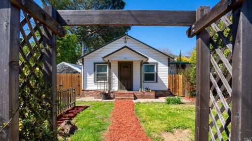 742 Oak St, Ukiah, CA 95482-3902