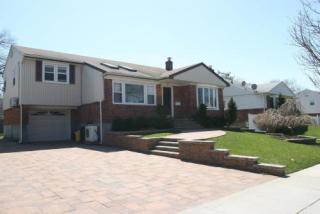 90 Hillary Ln, Westbury, NY 11590-1647